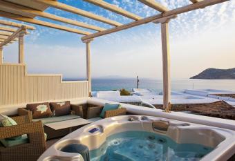 Arte & Mare Elia Luxury Suites and Villas has rooms with a private hot tub