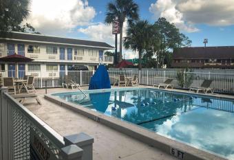 Motel 6 Jacksonville - Orange Park allows 18 year olds to book a room