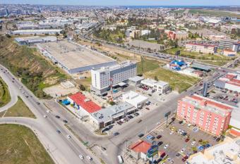Hampton Inn By Hilton Tijuana has rooms with a private hot tub
