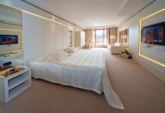 Cocca Hotel Royal Thai Spa allows 18 year olds to book a room