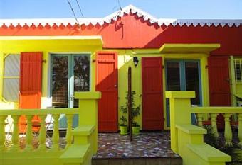 Couleur Oc  an Indien allows 18 year olds to book a room