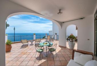 Il Giardino Dei Limoni has Balcony rooms