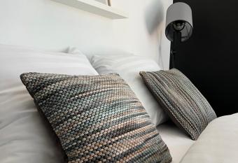 Amsterdam Beach House has Balcony rooms