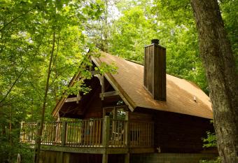 A Cabin In The Woods has rooms with a private hot tub