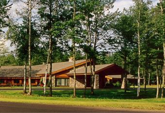 Whitetail Lodge has rooms with a private hot tub