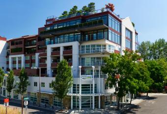 River's Edge Hotel Portland, Tapestry Collection by Hilton has Balcony rooms
