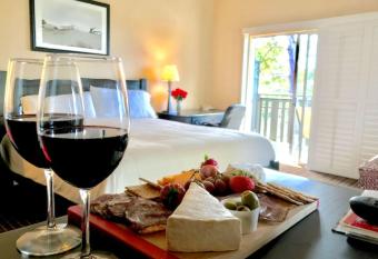 The Olympia Lodge has Balcony rooms