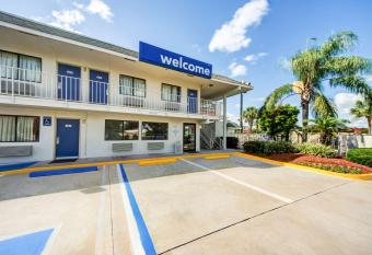 Motel 6 Lakeland allows 18 year olds to book a room