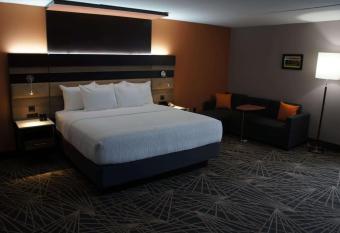 La Quinta Inn & Suites by Wyndham Branson allows 18 year olds to book a room