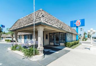 Motel 6 Kingsburg Ca has Smoking rooms