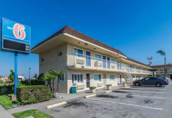 Motel 6 Ontario Airport allows 18 year olds to book a room