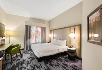 Fairfield Inn & Suites by Marriott Bend Downtown has rooms with a private hot tub