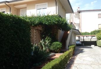 Officina delle idee has Smoking/Balcony rooms