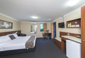 Rocky Resort Motor Inn has rooms with a private hot tub