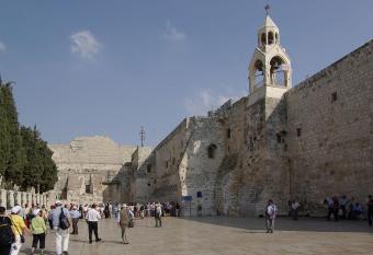 Sabrina Apartments has rooms with a private hot tub