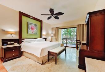 Occidental at Xcaret Destination - All Inclusive has rooms with a private hot tub