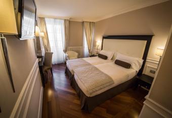 Victoria Hotel Letterario has rooms with a private hot tub