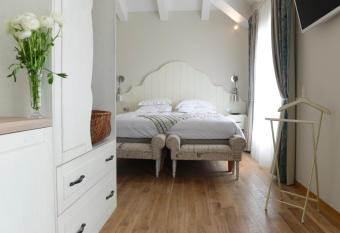 H  tel Eze Hermitage entre Nice et Monaco allows 18 year olds to book a room