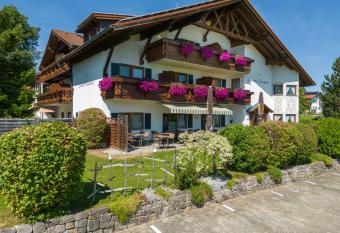 Landhaus Grobert allows 18 year olds to book a room