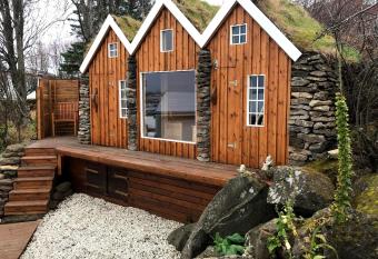 ICELAND SJF Villa, Hot tub & Outdoor Sauna Amazing Mountains and City View Over Reykjav  k allows 18 year olds to book a room