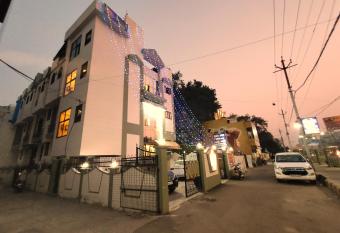 Hotel Aman Palace has Smoking/Balcony rooms