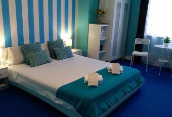 Pensi  n Mar Azul allows 18 year olds to book a room