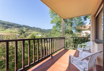 Piso En Ibarrangelu allows 18 year olds to book a room