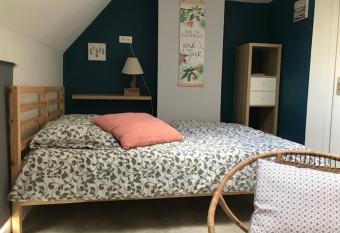 Palaiseau - proche Orly et Paris allows 18 year olds to book a room