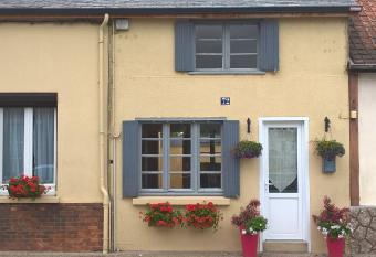 La Roseraie de Gamaches has Balcony rooms