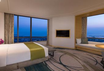 Holiday Inn Suzhou Taihu Lake, an IHG Hotel has rooms with a private hot tub