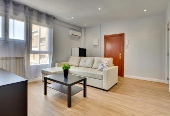 Apartamentos San L  zaro allows 18 year olds to book a room