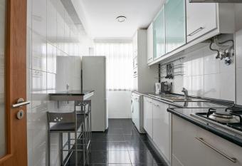 In Bed with Lisbon 4E has Balcony rooms