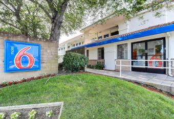 Motel 6 Pinole allows 18 year olds to book a room