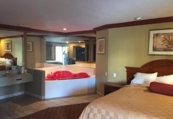 Thunderbird Lodge has rooms with a private hot tub