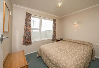 Amber Court Motel has rooms with a private hot tub