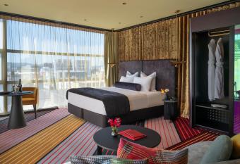 Naumi Hotel Wellington allows 18 year olds to book a room