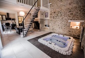 Au domaine des anges Gites avec Jacuzzi privatif dans la chambre allows 18 year olds to book a room