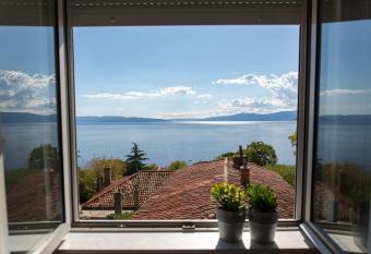 Apartments Aloha has Balcony rooms