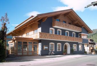 Mellow Mountain Hostel has Balcony rooms