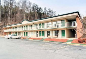 Econo Lodge has Smoking rooms