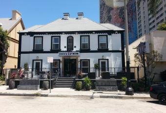 Hollywood Vip Hotel allows 18 year olds to book a room