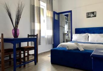 El Muniria allows 18 year olds to book a room