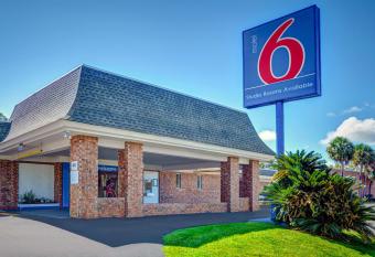 Motel 6 Tallahassee - Downtown allows 18 year olds to book a room