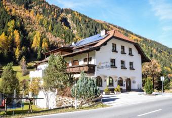 Sonnenhof - Apartments & Zimmer has Balcony rooms