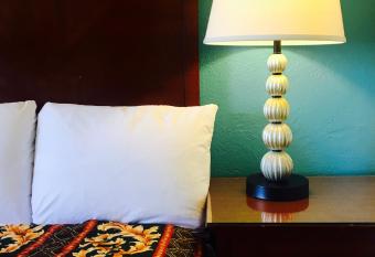 Relax Inn Lawton has rooms with a private hot tub