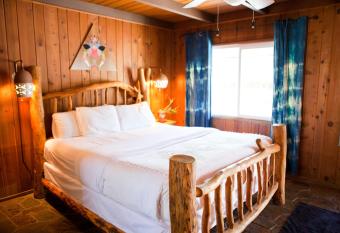 Ojai Rancho Inn has rooms with a private hot tub