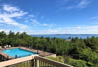 Atlantic Eyrie Lodge has Balcony rooms