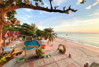 Lanta Paradise Beach Resort has Balcony rooms