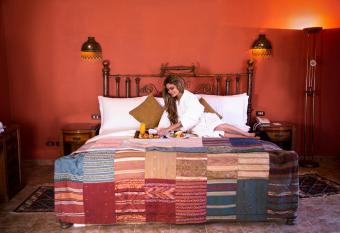 Sunrise Garden Beach Resort has rooms with a private hot tub