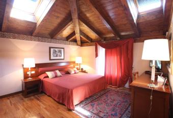 Le Muse Hotel has rooms with a private hot tub